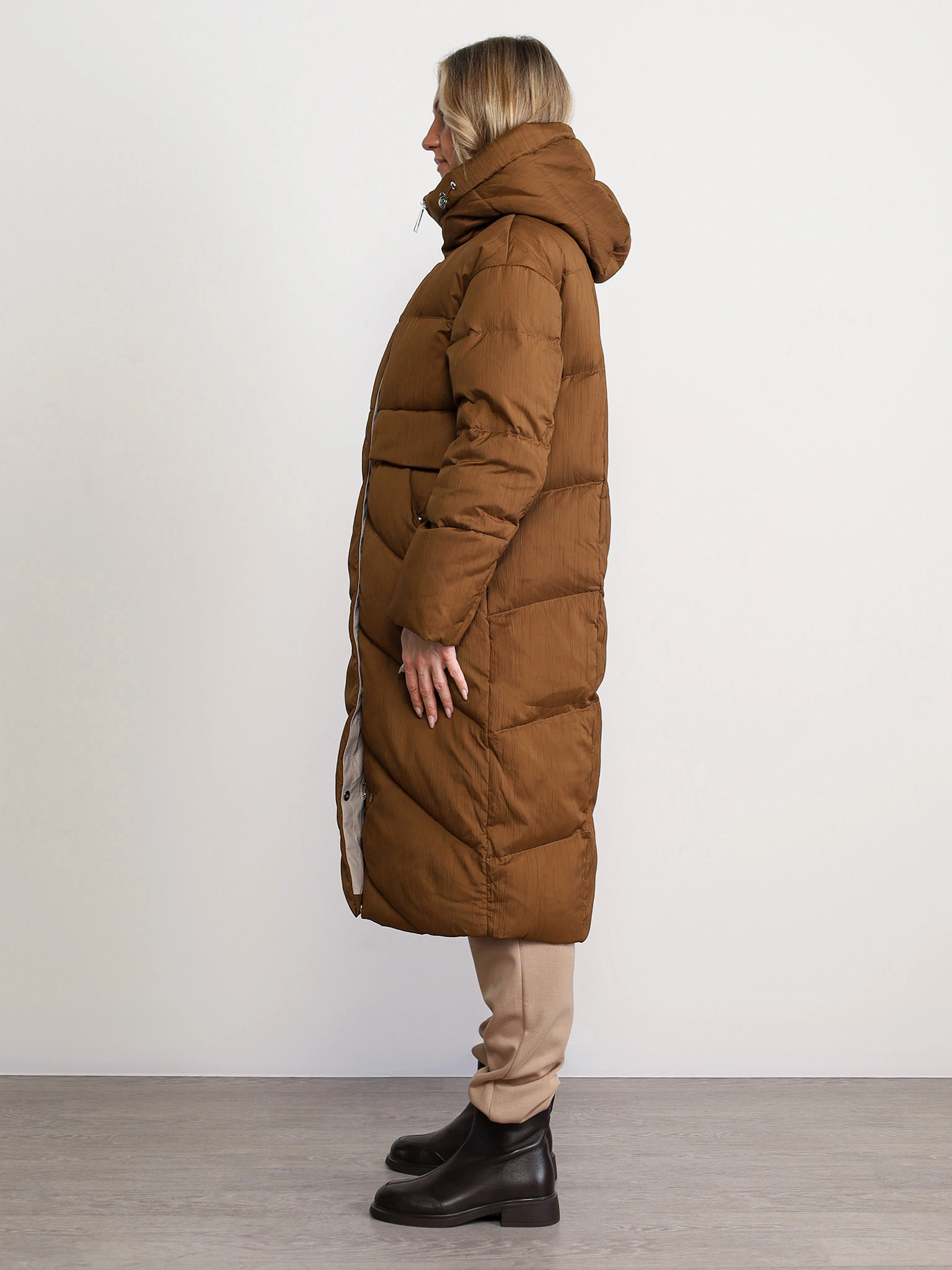 Пуховик светло-коричневого цвета с капюшоном